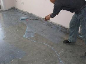 歐耐克界面劑的用途：主要用于大理石、墻面等光滑面粘貼前處理。歐耐克工程師曾做過實(shí)驗(yàn)，可以通過界面劑在玻璃上、瓷磚上貼瓷磚，粘接牢固，沒有掉磚情況。界面劑現(xiàn)場施工圖